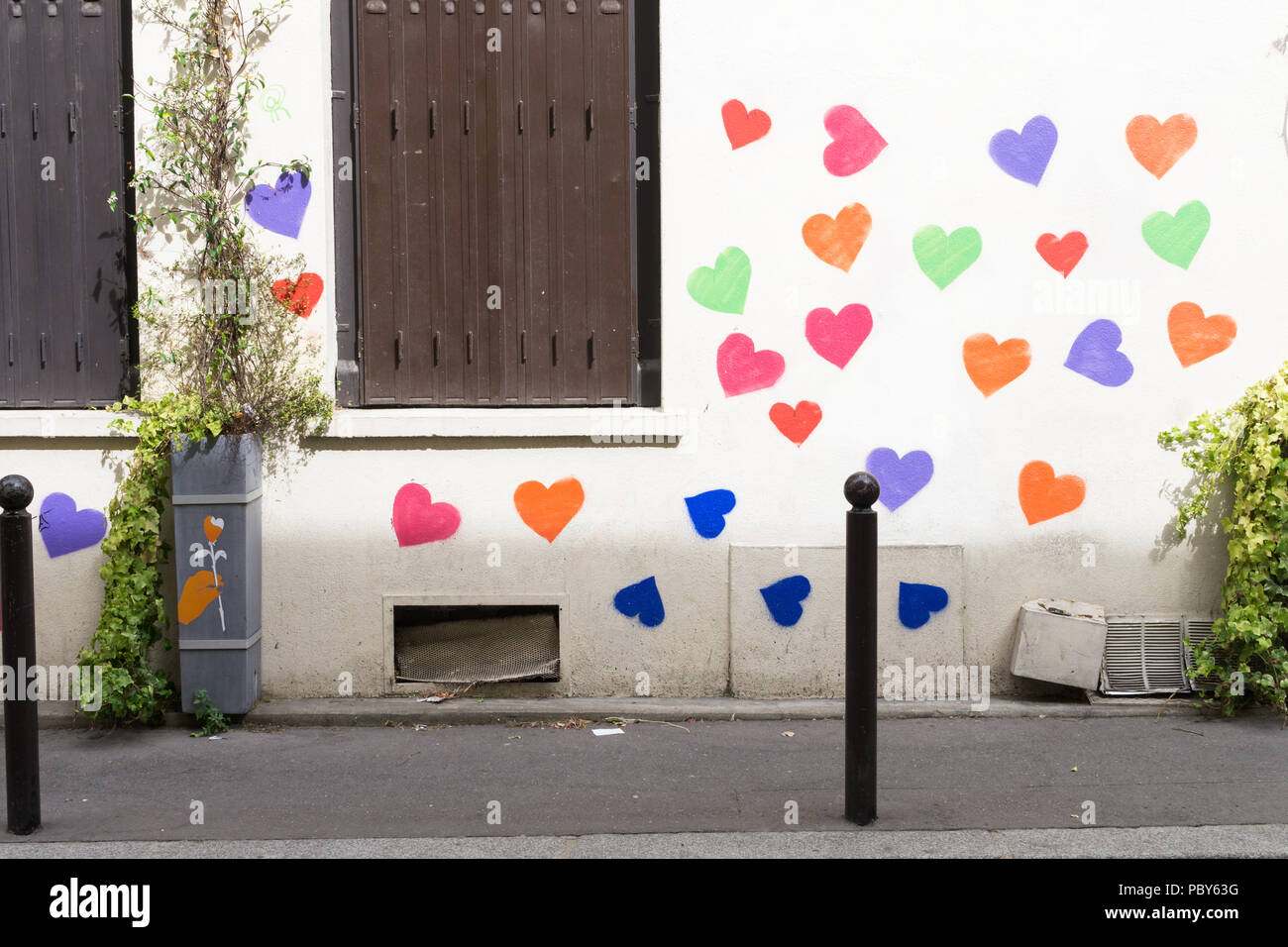 Paris street art - graffiti pochoir coeur dans le 11e arrondissement de Paris, France. Banque D'Images