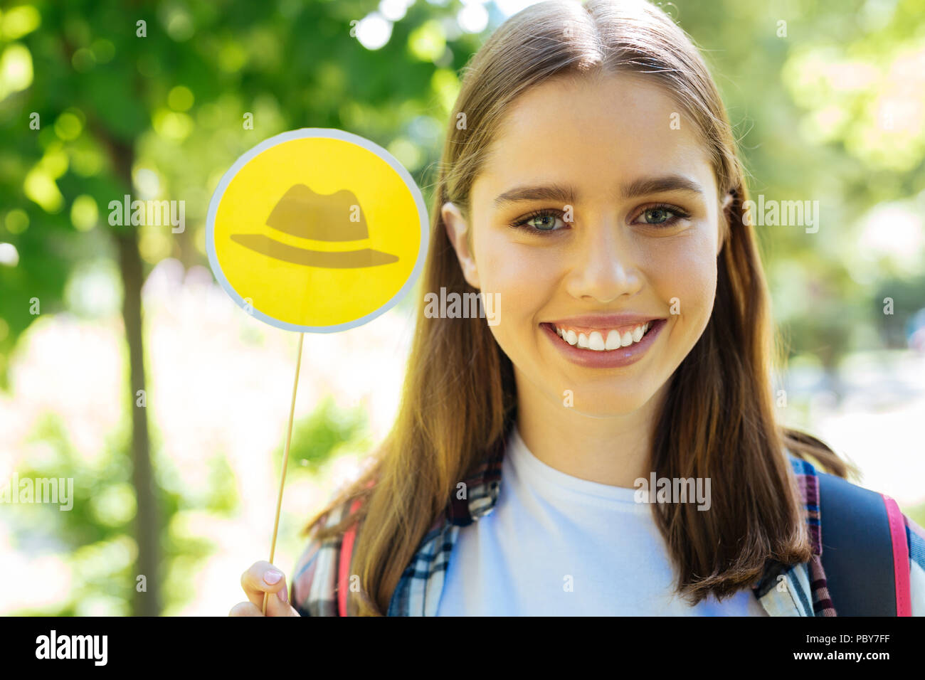 Smiling Green-eyed student l'application de sa logique de décision importante Banque D'Images