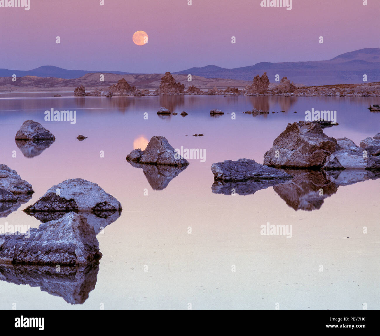 Moonrise, lac Mono, Mono Basin National Forest Scenic Area, Inyo National Forest, Californie Banque D'Images