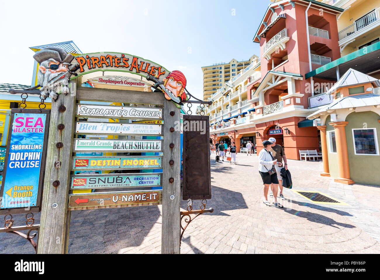 Destin, USA - Le 24 avril 2018 : Gros plan du panneau du village ville ville Pirate's Alley sur promenade du port au cours de journée ensoleillée en Floride Golfe du Mexique Banque D'Images
