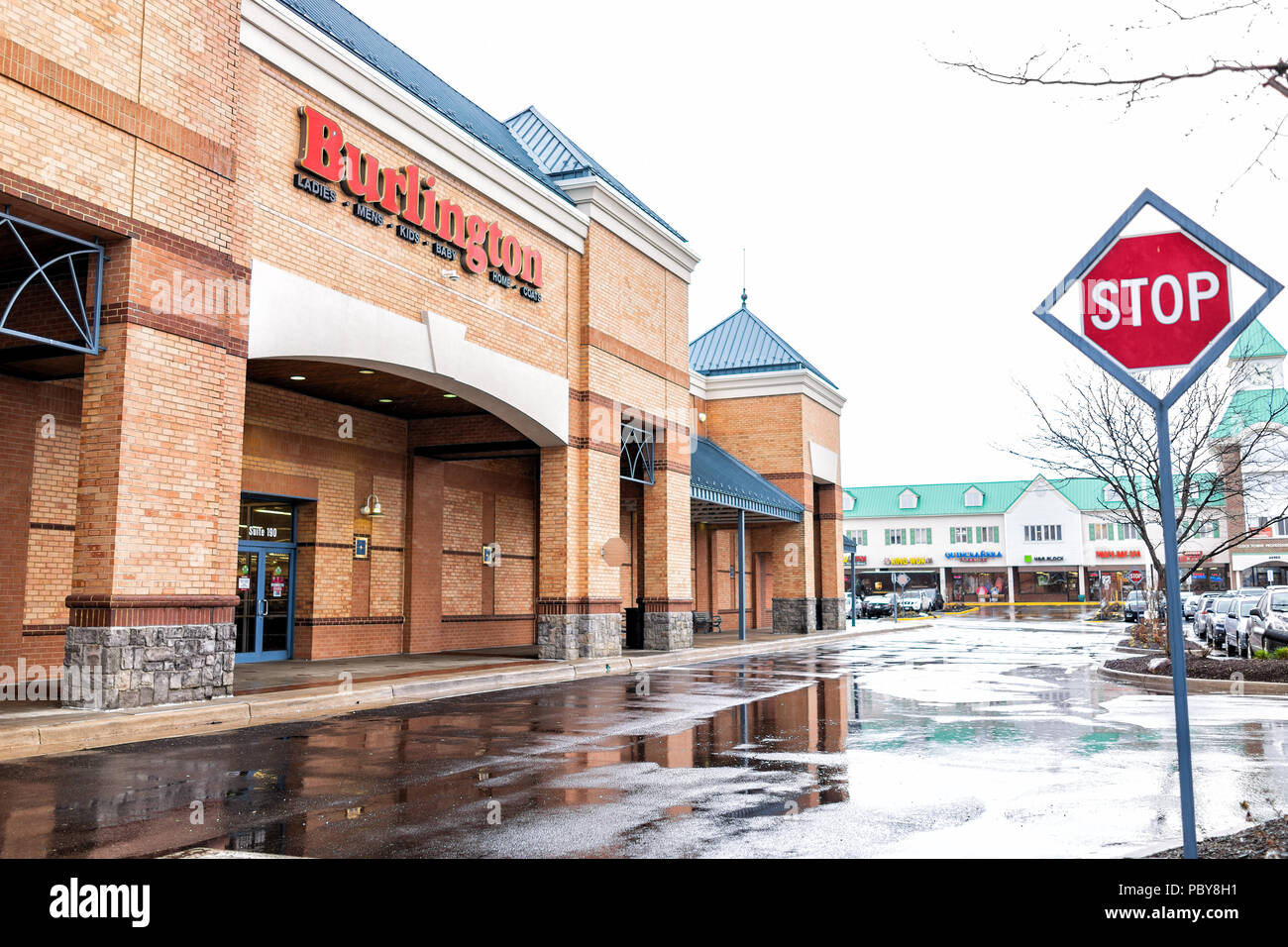 Sterling Usa 4 Avril 18 Burlington Coat Factory Magasin De Vetements A Loudoun County Virginie Shop Entree Exterieure Avec Stop Rouge Plaza Str Photo Stock Alamy