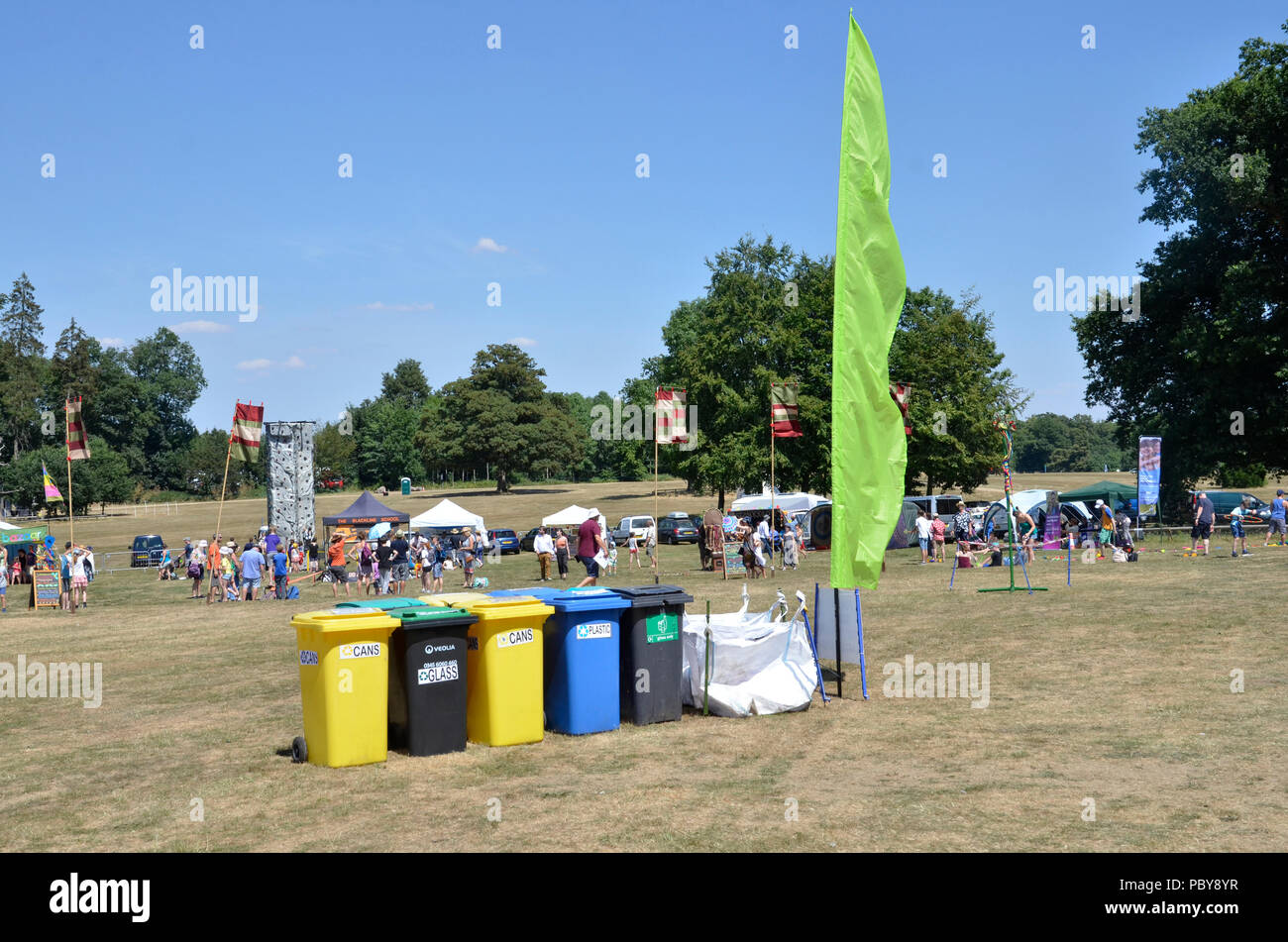 Les installations de recyclage à l'assemblée annuelle par le chêne Folk music festival à Hatfield House, Hertfordshire Banque D'Images