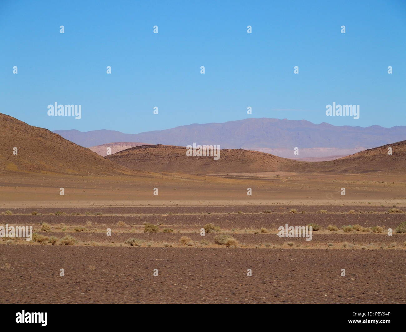 Désert de sable au Haut Atlas au Maroc paysages gamme vu de l'emplacement de l'Afrique près de Erfoud village en partie centrale de pays, bleu clair Banque D'Images