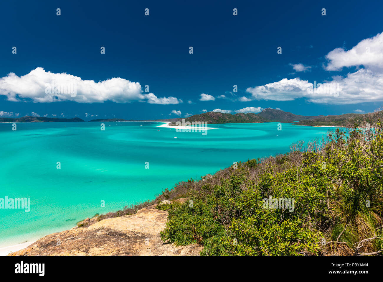 Vue panoramique de l'étonnant Whitehaven Beach dans les Whitsunday Islands, Australie Banque D'Images