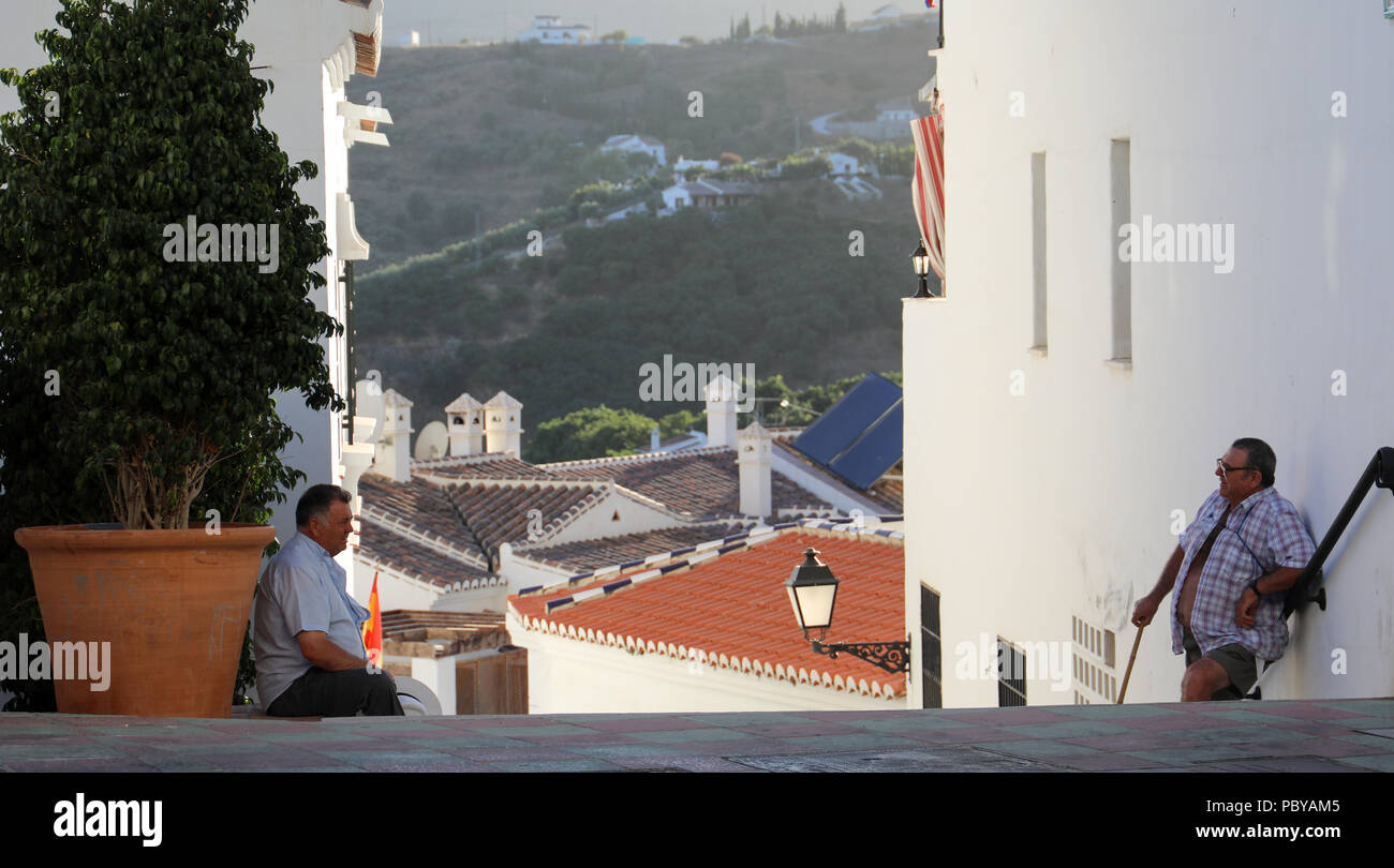 Vieux villageois bavardant en Frigiliana Banque D'Images