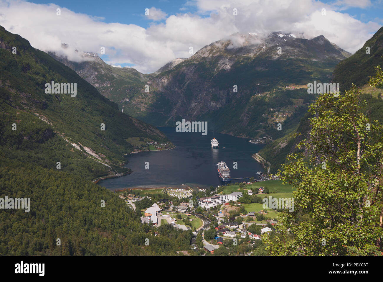 Fjord, le vert des montagnes et des sommets couverts de neige. Geiranger, Norvège Banque D'Images