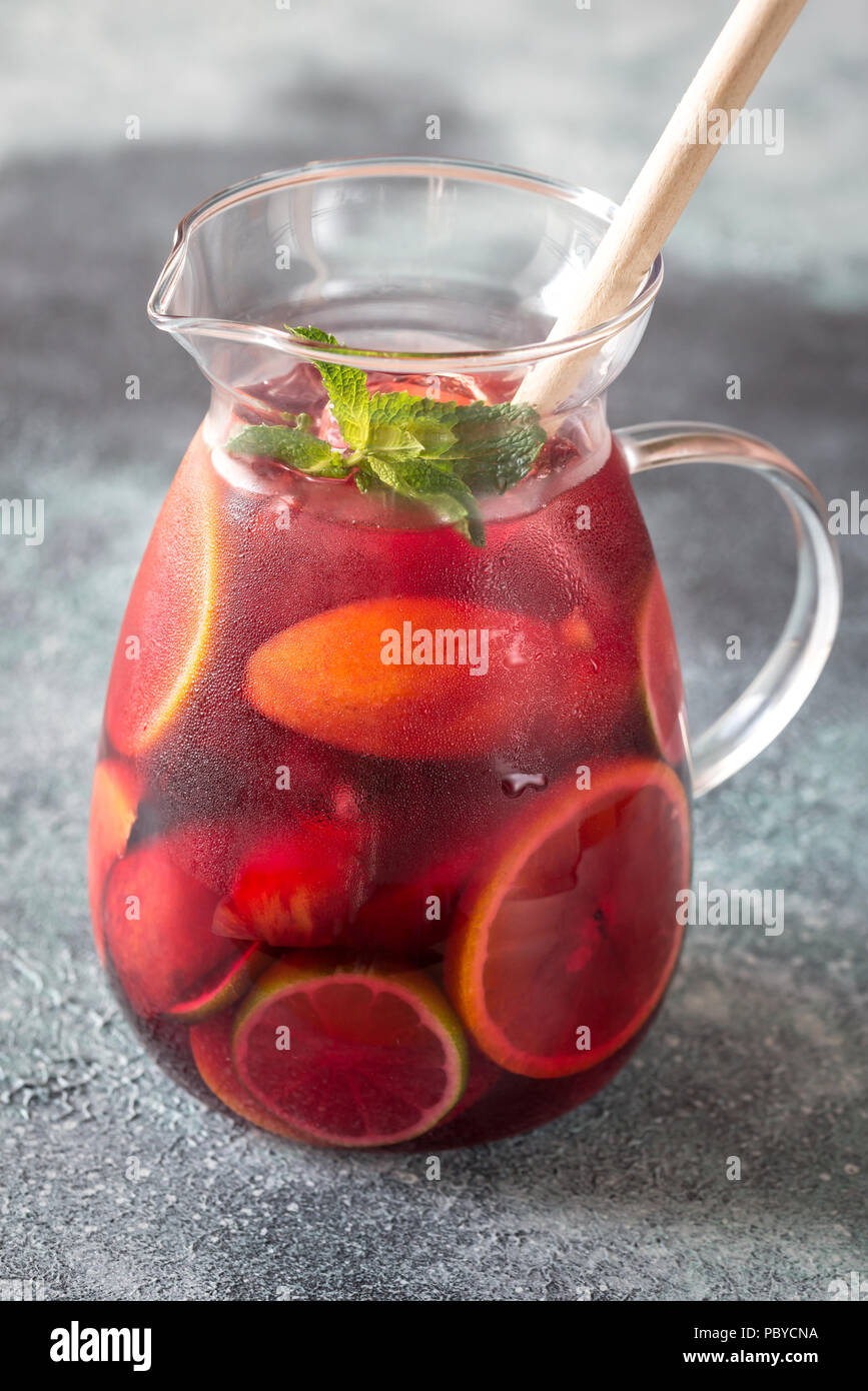 Un pichet de sangria fruits Espagnol Photo Stock - Alamy