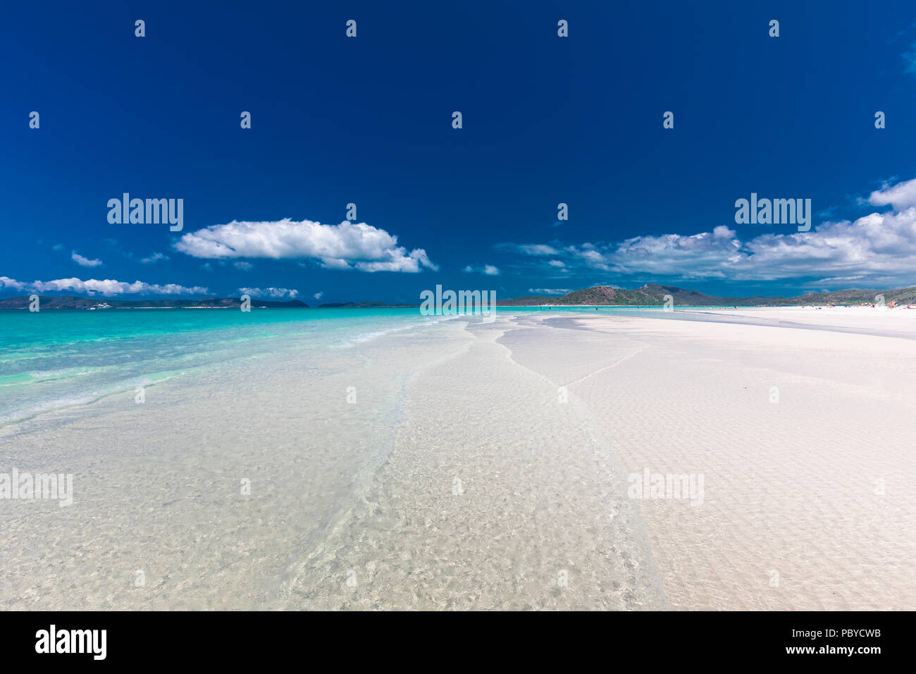 Vue panoramique de l'étonnant Whitehaven Beach dans les Whitsunday Islands, Queensland, Australie Banque D'Images