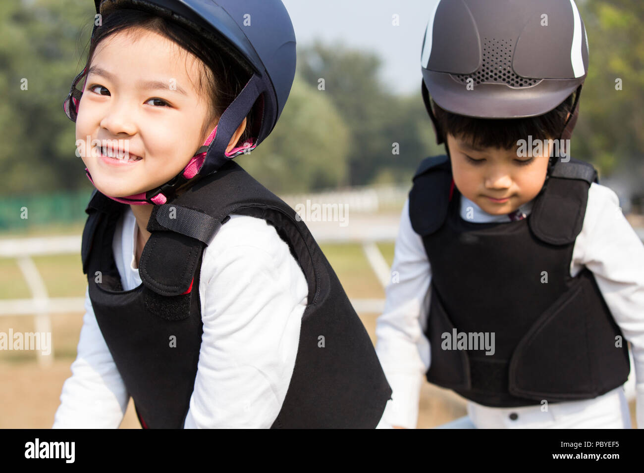 Peu d'enfants chinois de prendre part au club équestre Banque D'Images