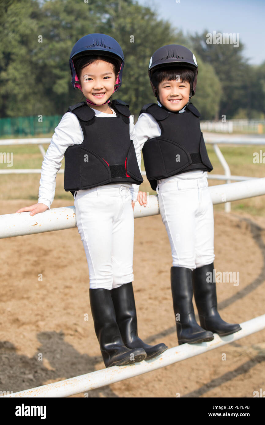 Peu d'enfants chinois de prendre part au club équestre Banque D'Images