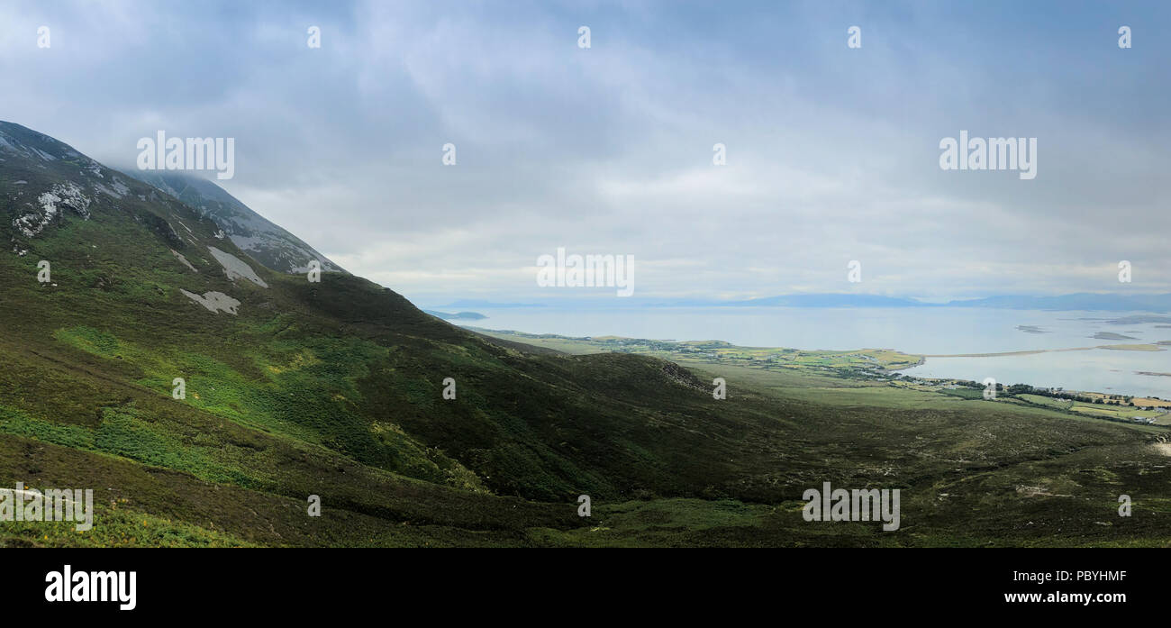 Vue depuis la montagne Croagh Patrick dans le comté de Mayo, Westport, côte ouest de l'Irlande, l'océan Atlantique. Incroyable vue panoramique sur la mer et les paysages de montagne avec des îles Banque D'Images