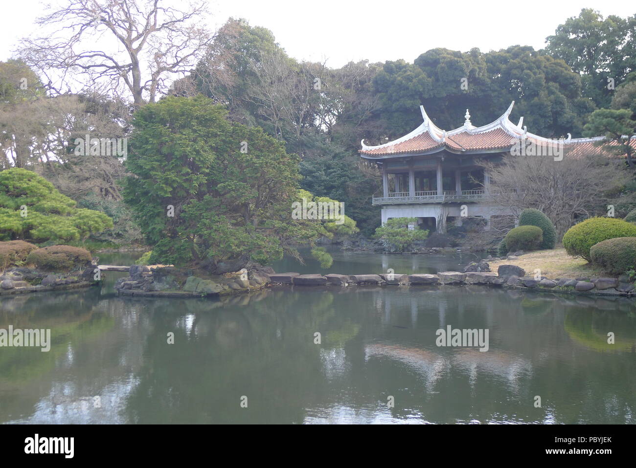 Shinjuku GYO-fr Kyu Goryo-tei Pavillion et étang Banque D'Images