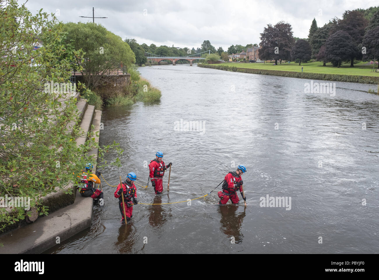 Des bénévoles de recherche et sauvetage H M commencer une recherche de personne disparue de la rivière Nith à Dumfries, en Écosse. Banque D'Images