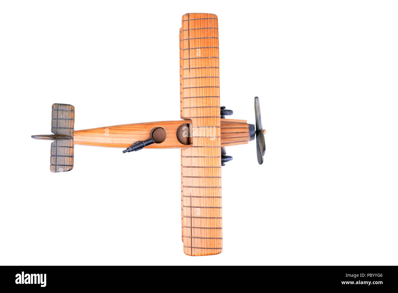 Close up d'un jouet en bois avion vu du haut isolé sur fond blanc Banque D'Images