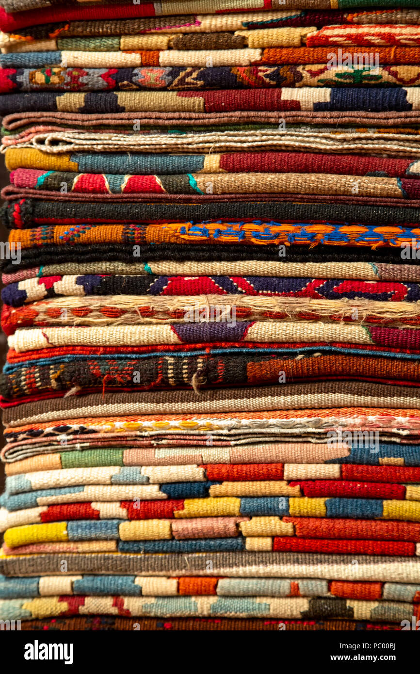 Tapis plié, El Rincon de Fehmi magasin de tapis, Istanbul, Turquie Photo  Stock - Alamy