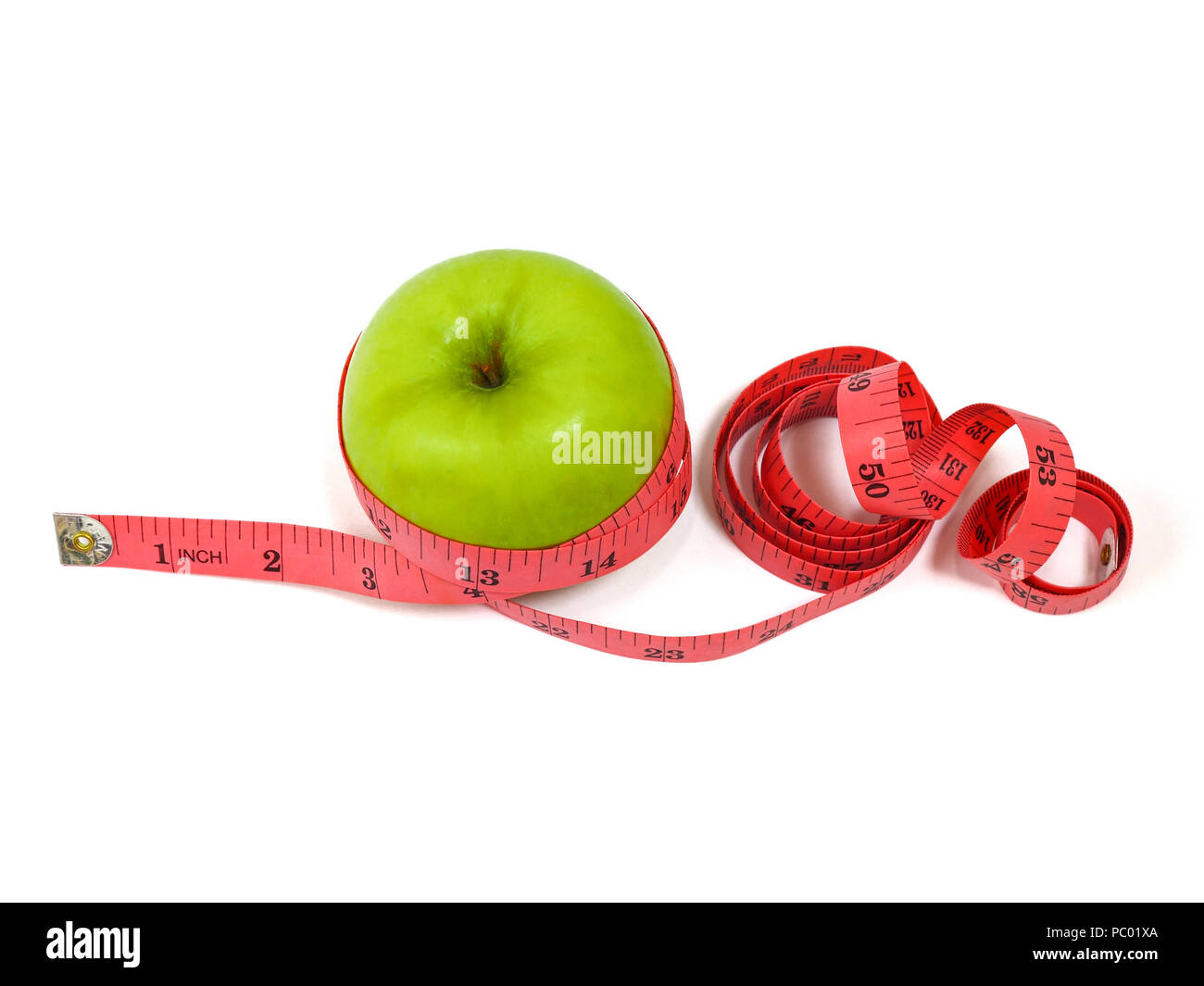 Ruban à mesurer et de pomme verte sur fond blanc. Concept de vie et d'aliments sains. Banque D'Images