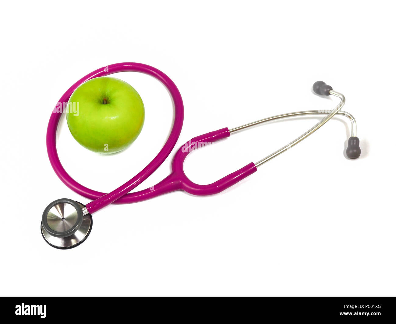 Stéthoscope et frais vert pomme sur fond blanc. Concept de vie et d'aliments sains. Banque D'Images