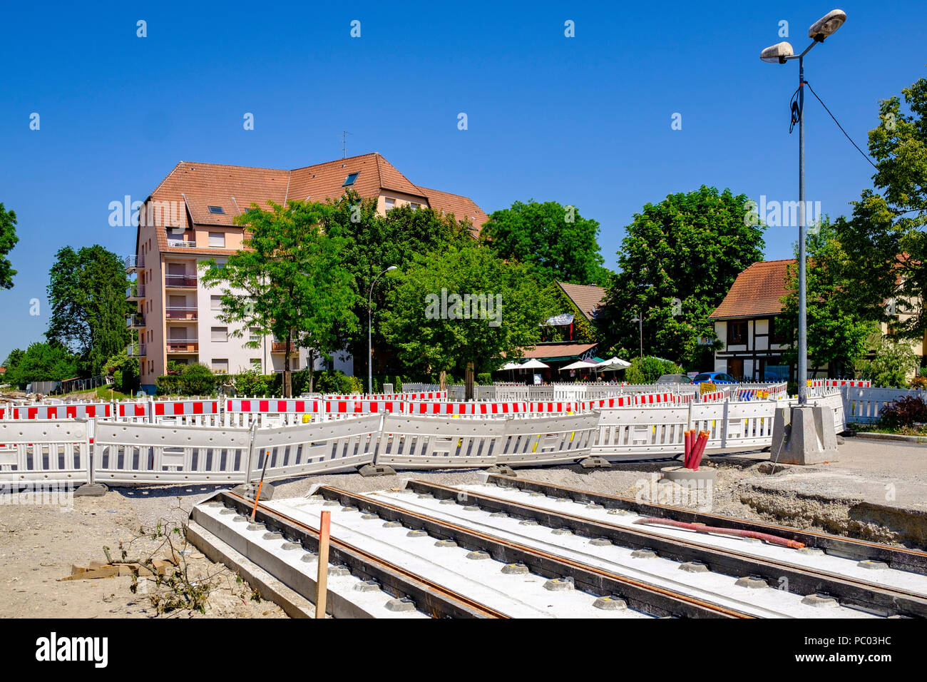 Strasbourg, site de construction de tramway, les voies de chemin de fer, de béton, de sécurité barrières de lit en plastique, des maisons, la ligne E extension, Alsace, France, Europe, Banque D'Images