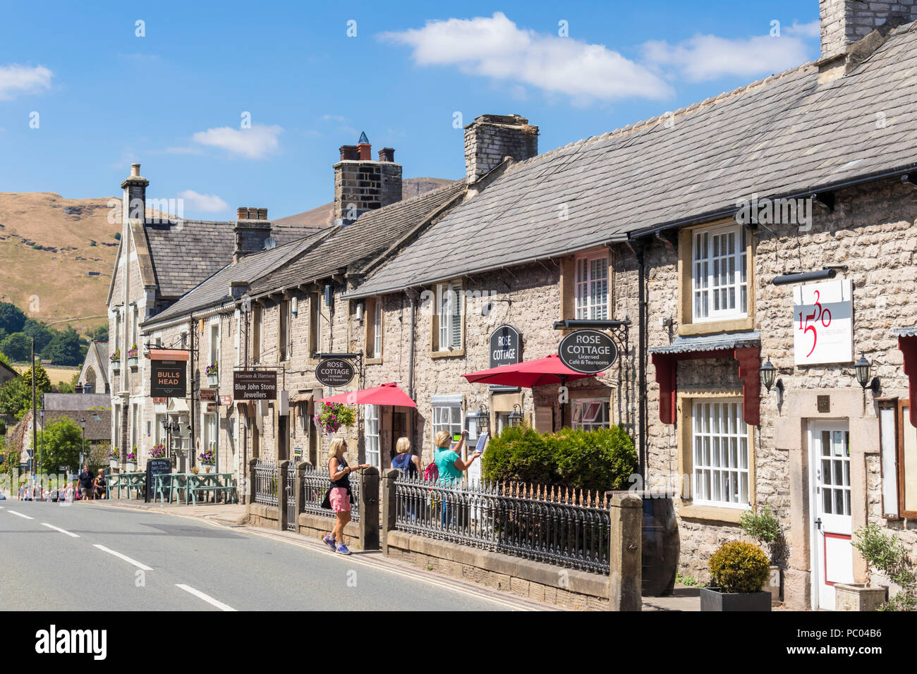 Le centre du village de Castleton cafés et boutiques de cadeaux castleton castleton derbyshire Peak District Derbyshire England uk go europe Banque D'Images