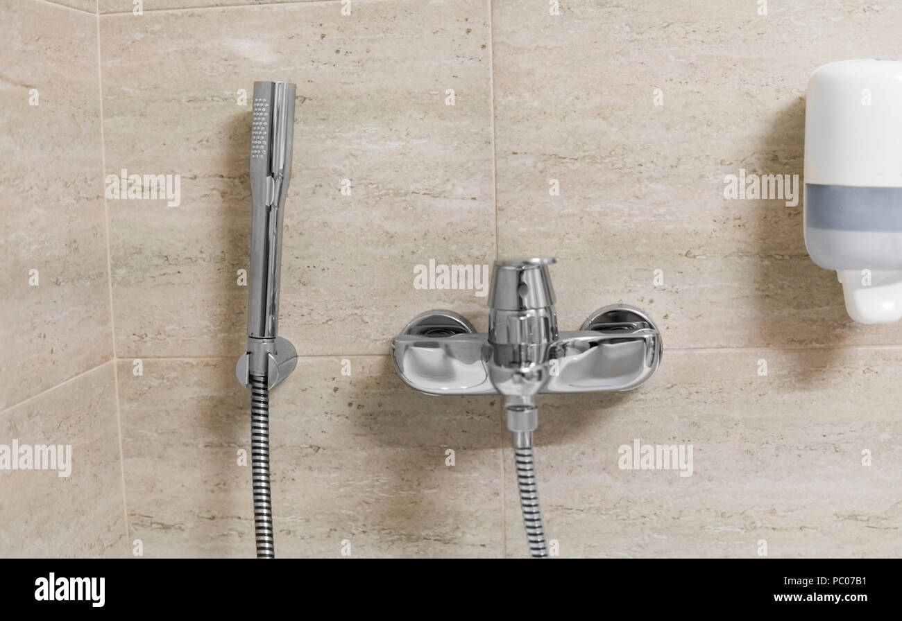 Douche et baignoire mélangeurs en une salle de bains. Banque D'Images