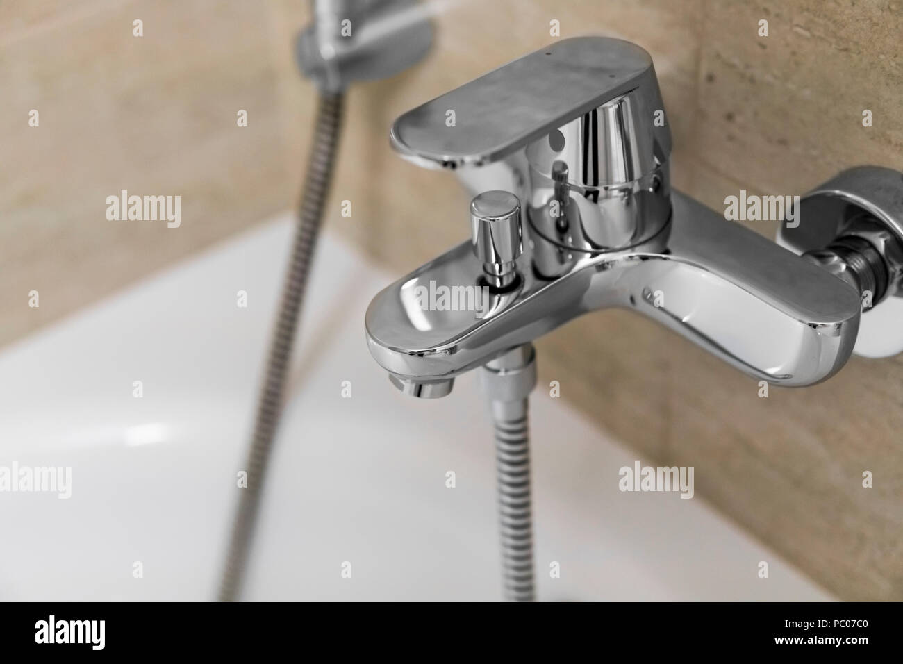 Douche et baignoire mélangeurs en une salle de bains. Banque D'Images
