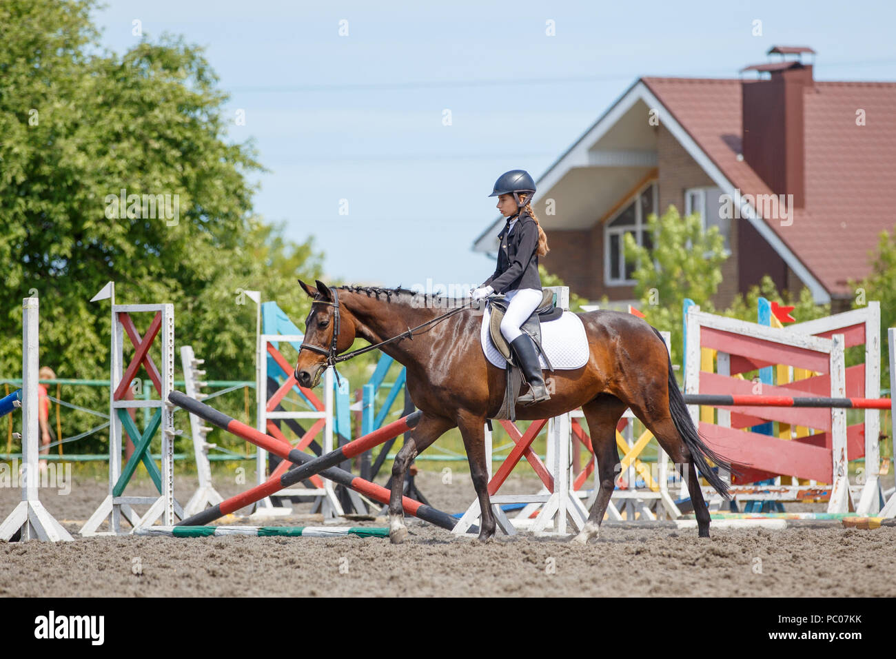 Girl riding horse pour réchauffer avant de perfomance Banque D'Images