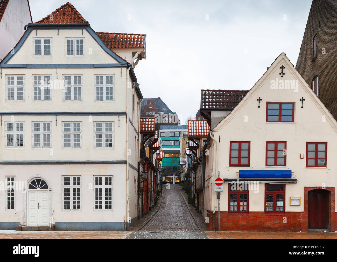Vue sur la rue avec des maisons colorées traditionnelles vivant de Flensburg, Allemagne Banque D'Images