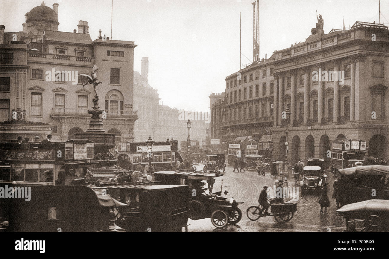 Regent Street, Piccadilly Circus et la statue d'Eros, Londres, Angleterre en 1923. À partir de ces années, publié en 1938. Banque D'Images