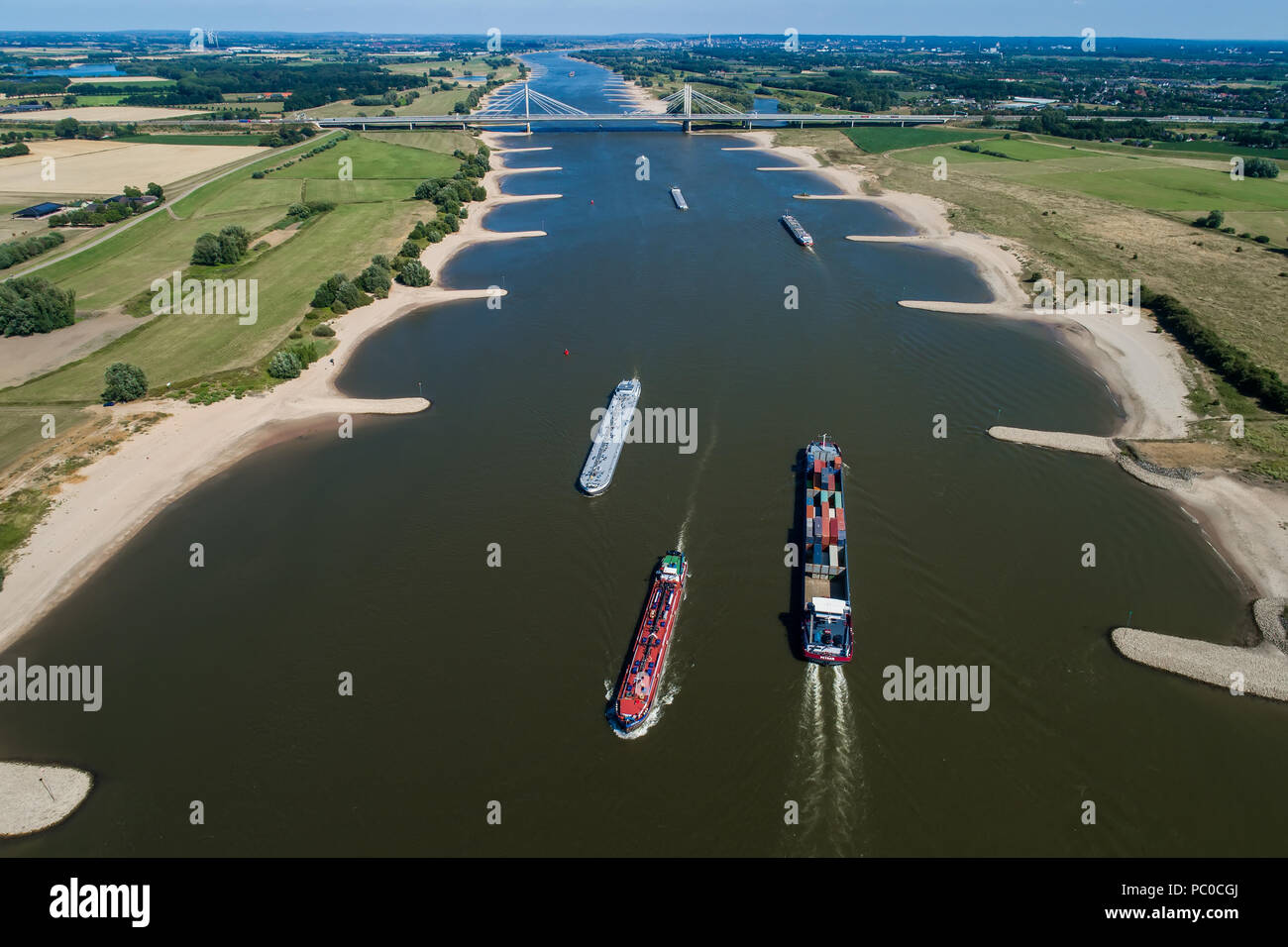 Rhin - Pays-Bas, le 14 juillet 2018 : Vue aérienne des navires commerciaux traversant le Rhin dans une région des Pays-Bas Banque D'Images