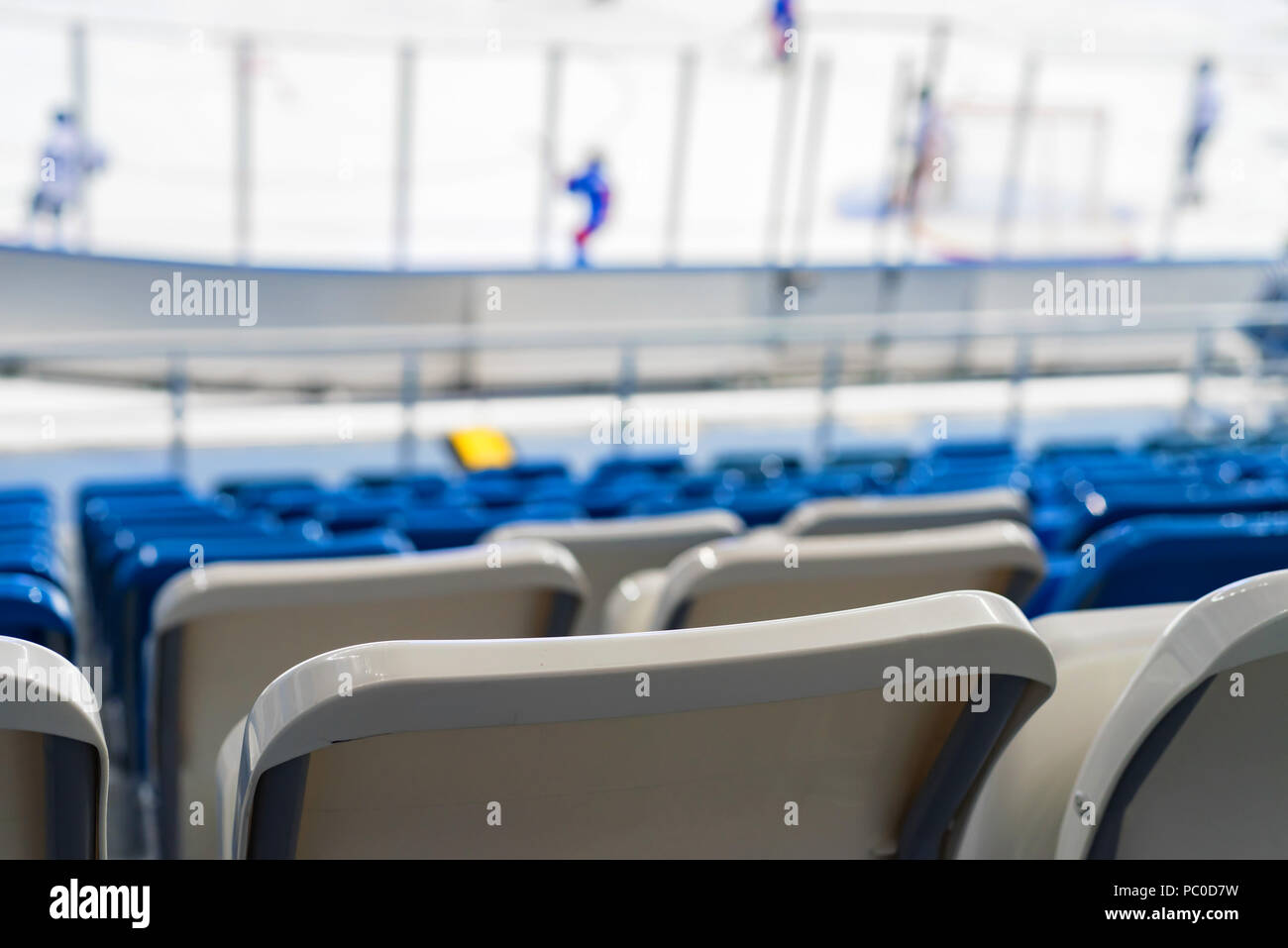 Bleu vide sièges en patinoire de hockey Banque D'Images