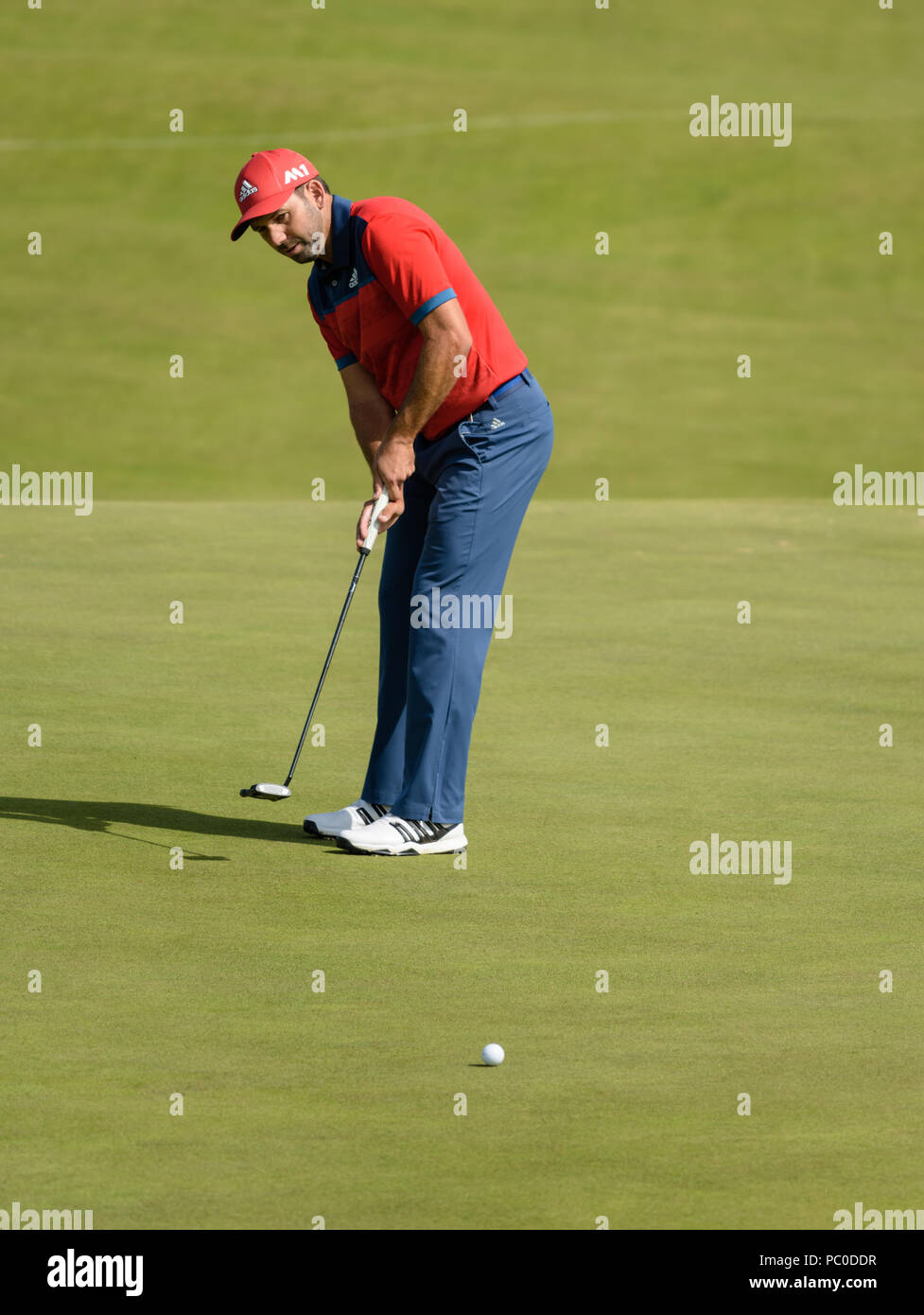 Golfeur Sergio Garcia montrant l'accent et de détermination pour mettre un livre vert au Royal Birkdale, Southport, au cours d'une journée de pratique à l'ouverture en 2017 Banque D'Images