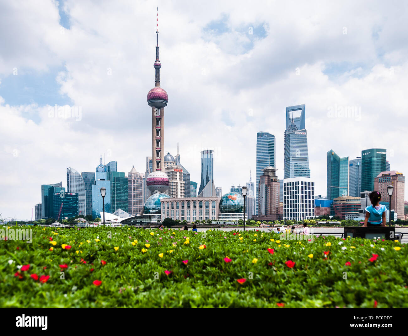Vue paysage de le Bund (Waitan), Shanghai, avec des fleurs jaune et rouge à l'avant-plan et l'Oriental Pearl TV Tower dans l'arrière-plan Banque D'Images