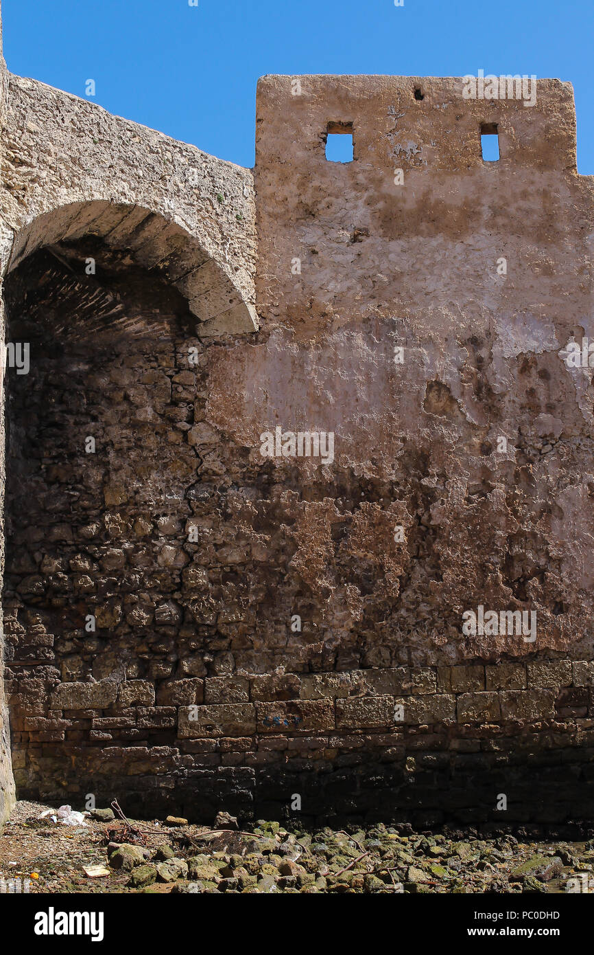 Les murs en pierre de l'ancienne forteresse portugaise à El Jadida, Maroc, sur la côte de l'océan Atlantique. Ciel bleu. Banque D'Images