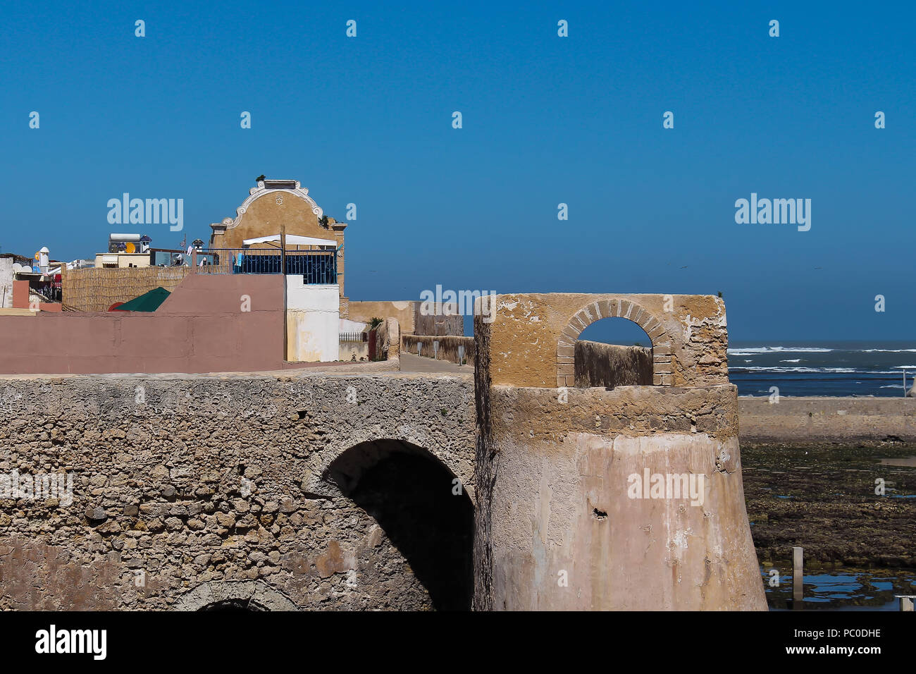 Les murs en pierre de l'ancienne forteresse portugaise à El Jadida, Maroc, sur la côte de l'océan Atlantique. Ciel bleu. Banque D'Images