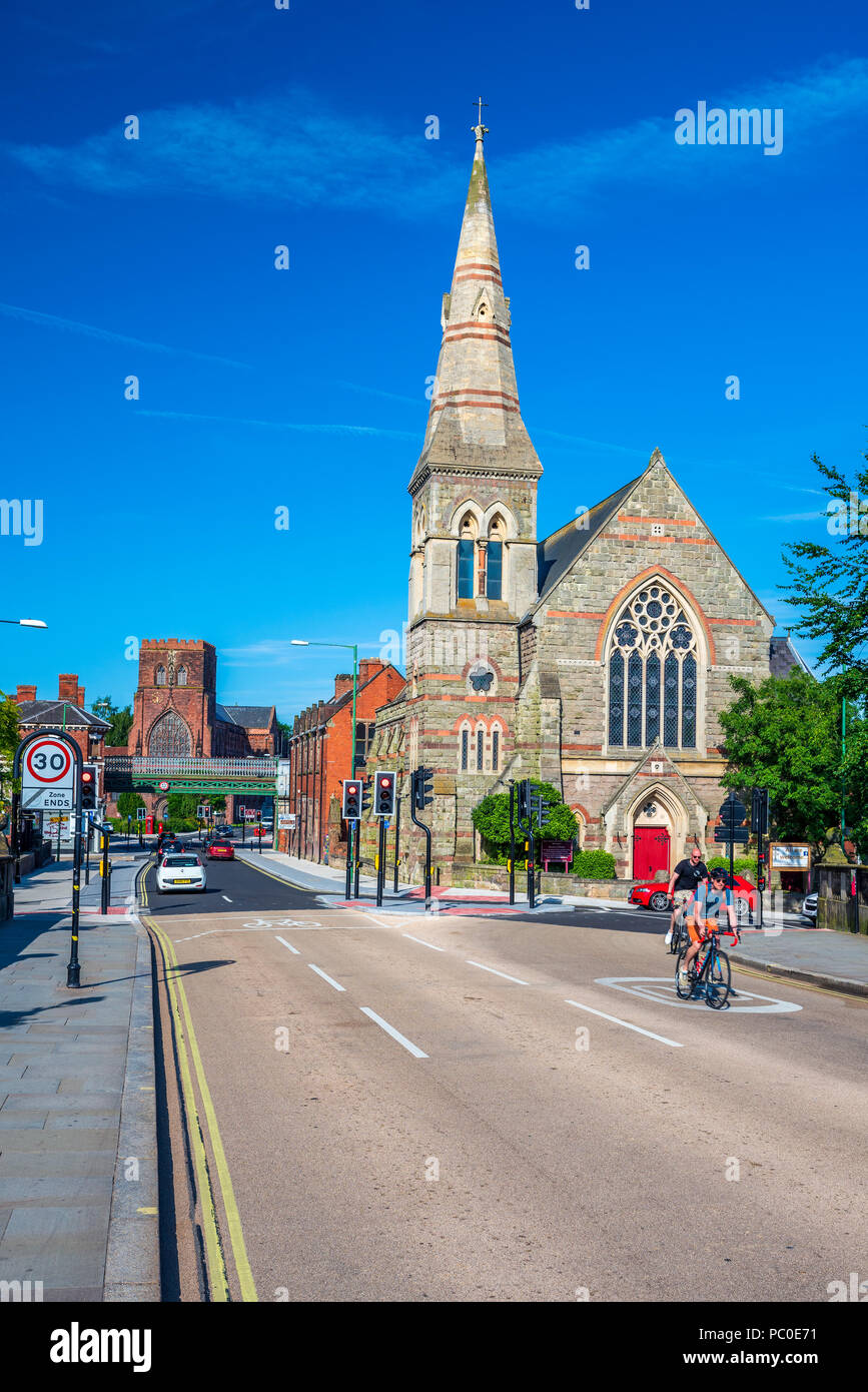 Shrewsbury United Reformed Church et Abbaye de Shrewsbury en arrière-plan, Shropshire, Angleterre, Royaume-Uni, Europe Banque D'Images