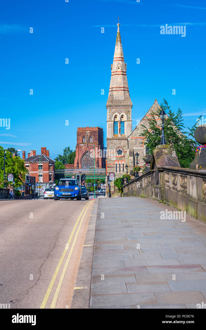 Shrewsbury United Reformed Church et Abbaye de Shrewsbury en arrière-plan, Shropshire, Angleterre, Royaume-Uni, Europe Banque D'Images