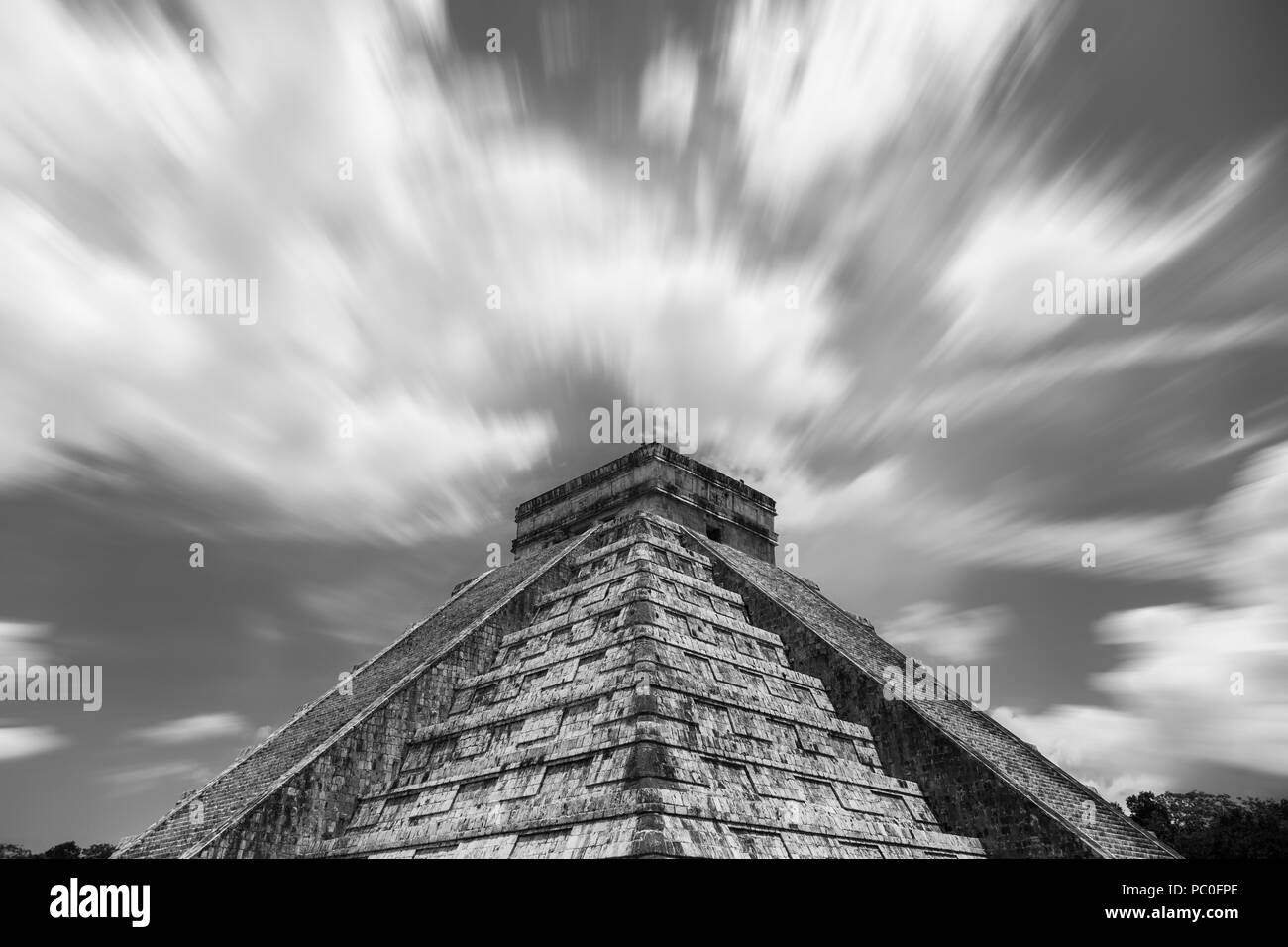 'Temple de Kukulkan (El Castillo)' plus célèbre pyramide de Chichén-Itzá site archéologique de la péninsule du Yucatan au Mexique avec des ciel nuageux Banque D'Images 'Temple de Kukulkan (El Castillo)' plus célèbre pyramide de Chichén-Itzá site archéologique de la péninsule du Yucatan au Mexique avec des ciel nuageux Banque D'Images