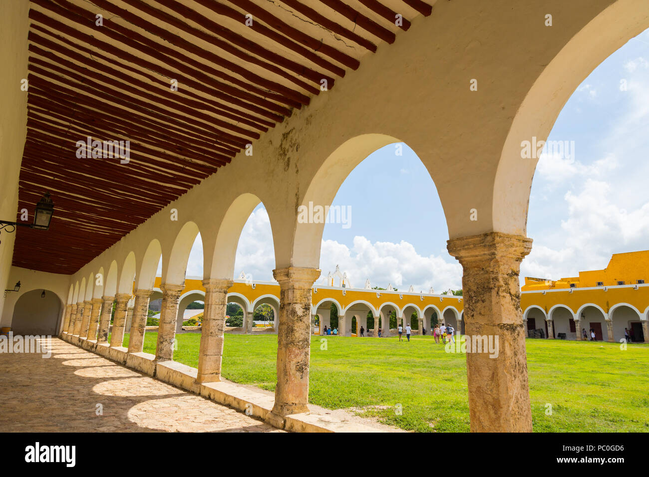 Arcades de la San Antonio de Padua couvent en ville magique' Izamal Yucatan Mexique. Banque D'Images