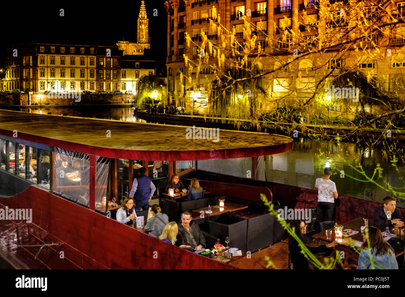 Terrasse de café sur barge, bar sur le bateau, les gens, la nuit, Strasbourg, Alsace, France, Europe, Banque D'Images