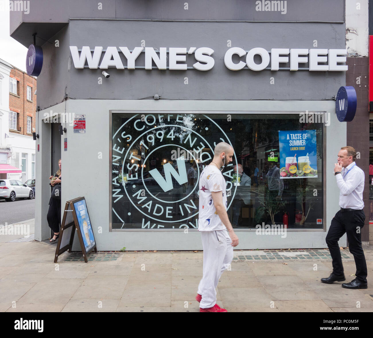 Wayne's Coffee la multi-nationale suédoise de la chaîne de café biologique de Kensington High Street, London, UK Banque D'Images