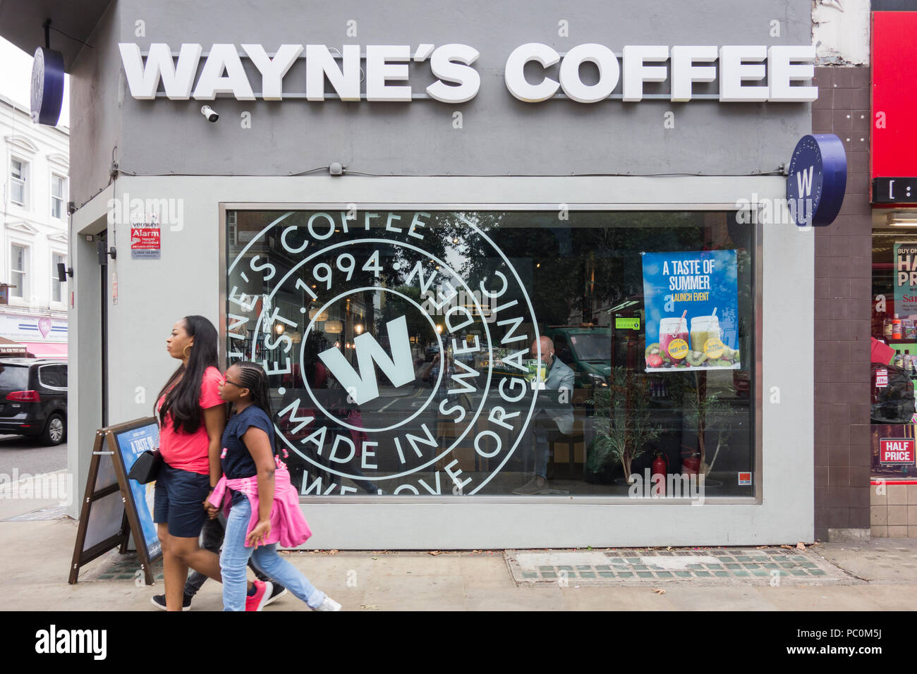 Wayne's Coffee la multi-nationale suédoise de la chaîne de café biologique de Kensington High Street, London, UK Banque D'Images