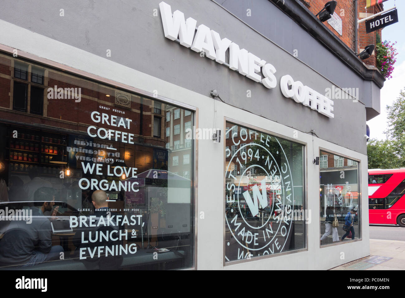Wayne's Coffee la multi-nationale suédoise de la chaîne de café biologique de Kensington High Street, London, UK Banque D'Images