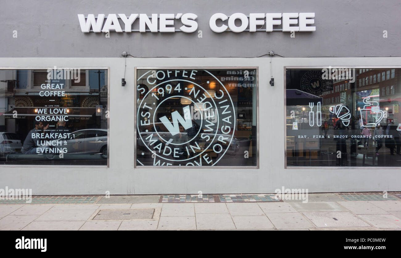 Wayne's Coffee la multi-nationale suédoise de la chaîne de café biologique de Kensington High Street, London, UK Banque D'Images