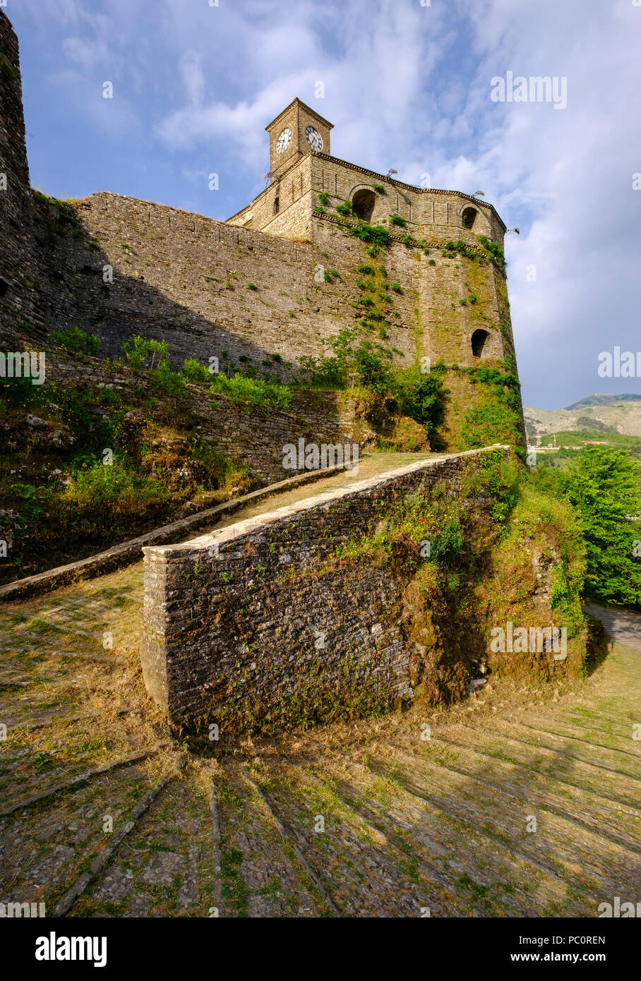 Tour de l'horloge sur le château et l'entrée au château, Gjirokastra, Albanie, Gjirokastër Banque D'Images