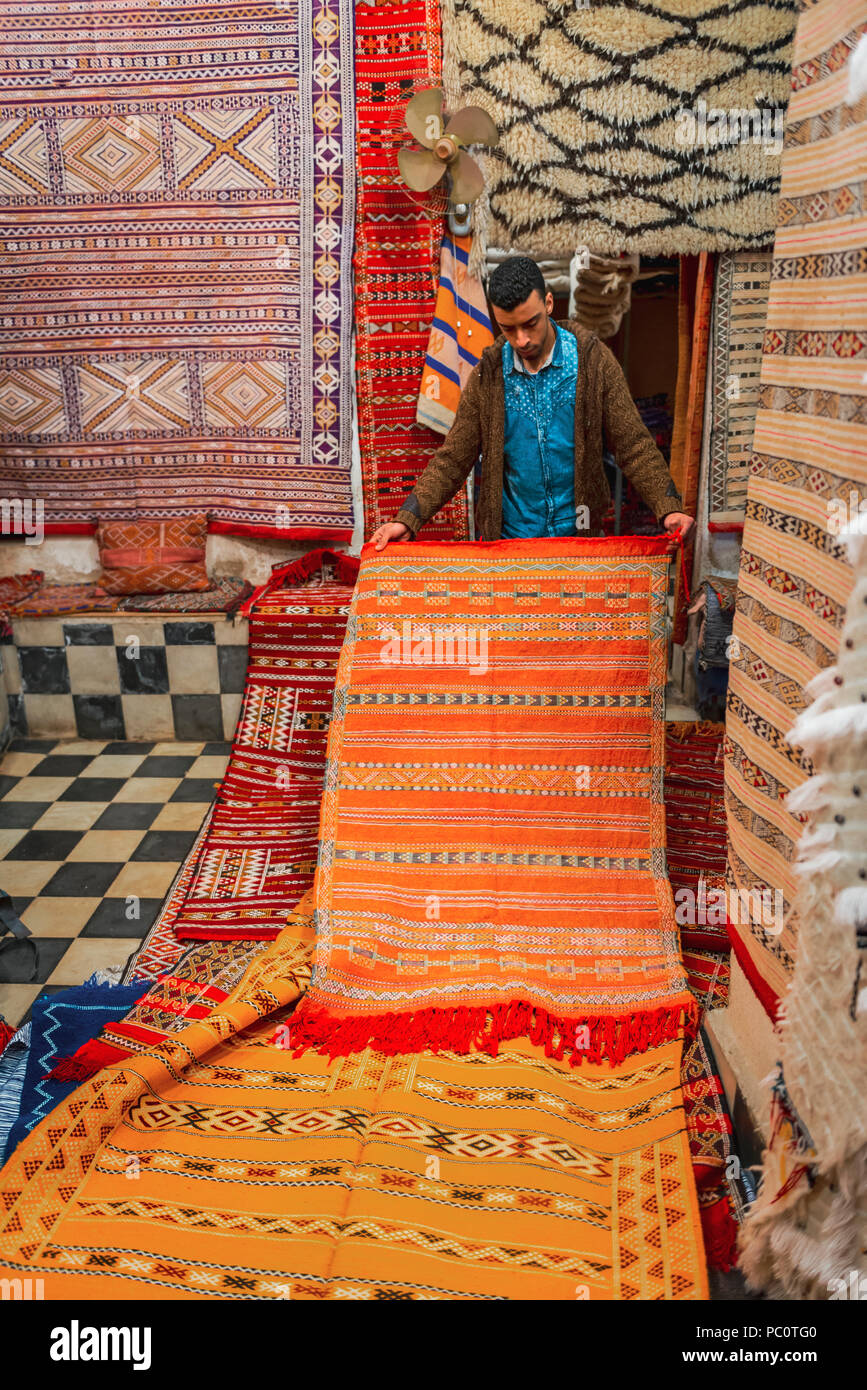 Tapis marocain souk Banque de photographies et d'images à haute résolution  - Alamy