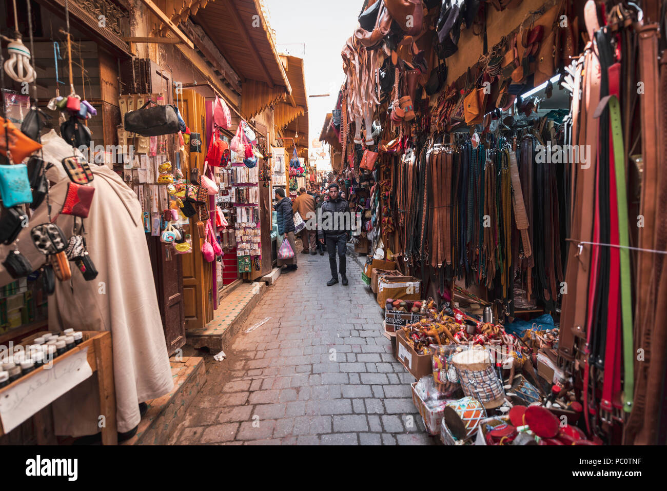 Ruelle étroite dans un marché, Shouk de Fès, Medina, Fes-Boulemane, Maroc, Afrique Banque D'Images