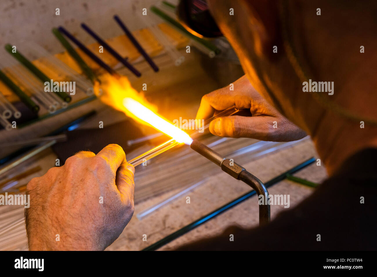 Craig Graffius, propriétaire de EcoGlass pailles, pailles en verre fait dans son atelier le 5 juillet, Hood River, Oregon, United States. Banque D'Images