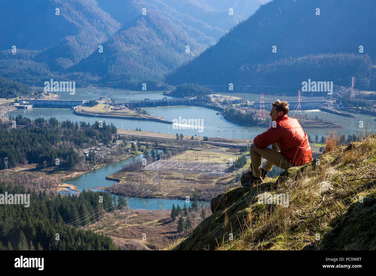 Un homme au-dessus du barrage de Bonneville randonnées dans la gorge du Columbia. Banque D'Images