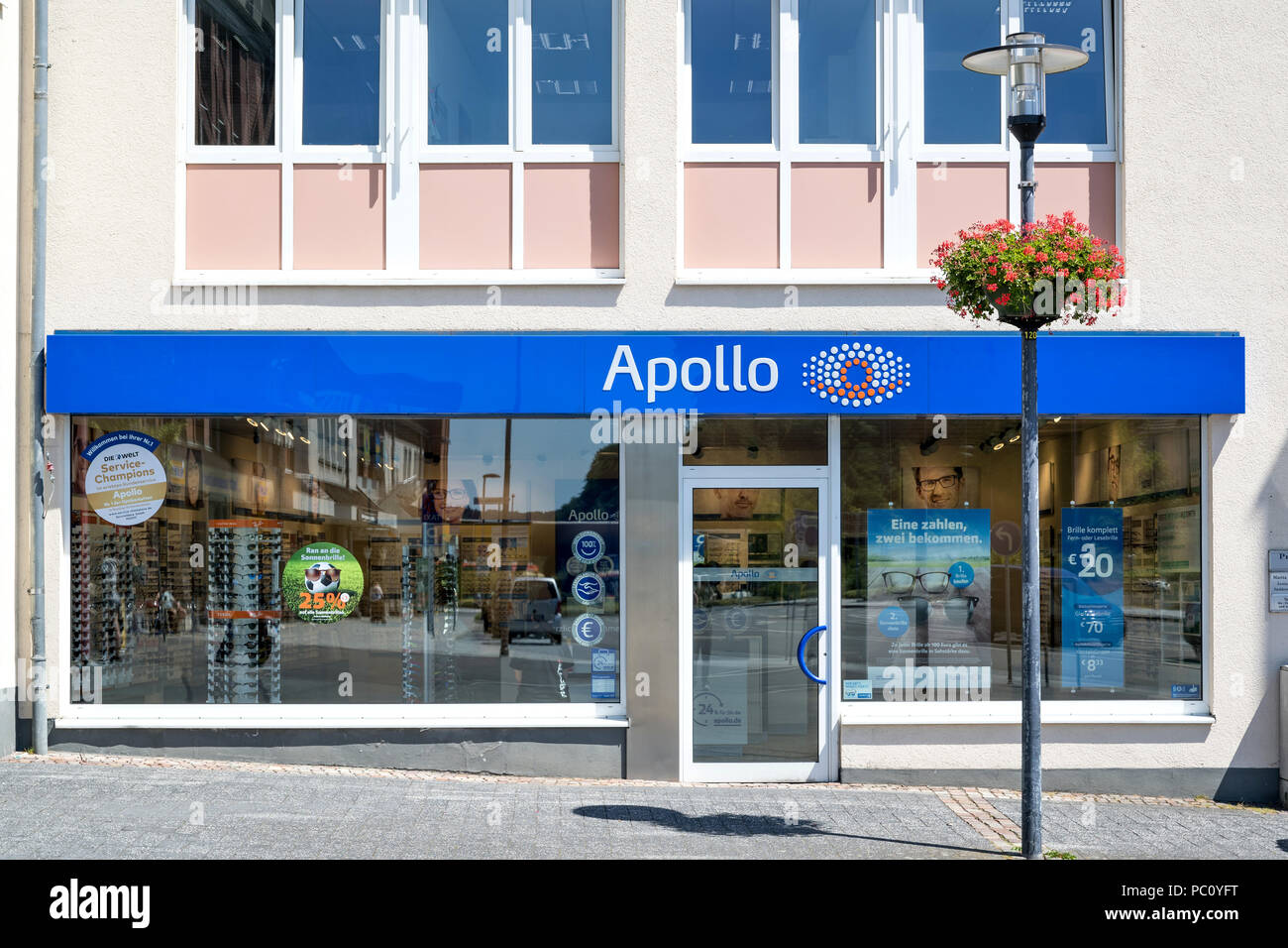 Apollo opticien à Gummersbach, Allemagne. Apollo est une marque de GrandVision, leader mondial dans le commerce de détail d'optique avec des opérations dans 44 pays différents Banque D'Images