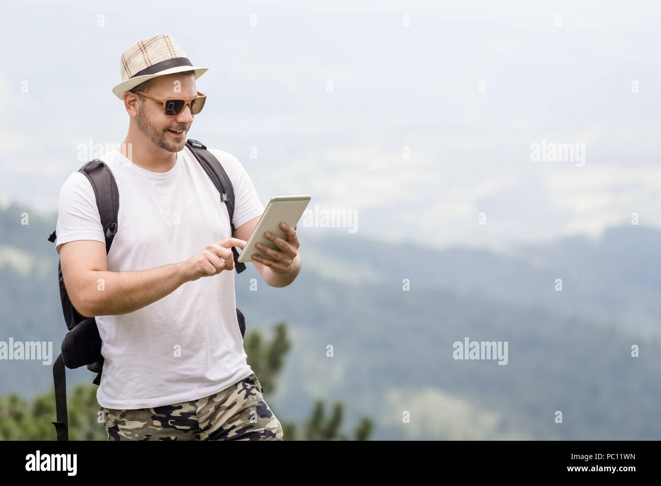 Les jeunes'using digital tablet in nature. Banque D'Images